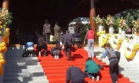 Có câu: Người nghèo càng thờ Phật thì càng nghèo; người giàu càng đốt hương thì càng giàu, đó là gì?