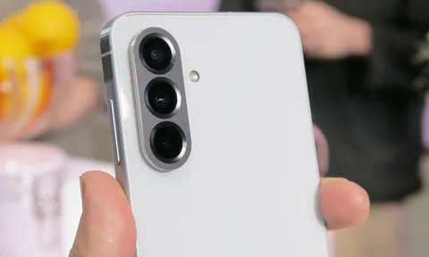 Samsung giới thiệu smartphone chống nước, RAM 12 GB, giá từ 9,99 triệu tại Việt Nam, cạnh tranh với iPhone 16e