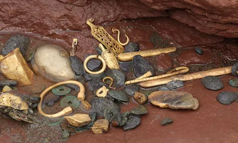 Máy xúc đào trúng khúc gỗ để lộ "cục đá" lạ, chuyên gia lần theo manh mối tìm thấy kho báu