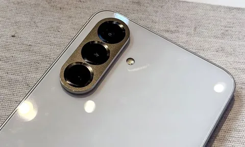 Trên tay Samsung Galaxy A56 5G, sắp lên kệ tại Việt Nam, giá từ 9,99 triệu đồng, ‘đe nẹt’ iPhone 16e