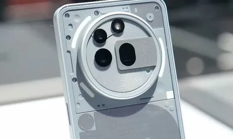 Trên tay đối thủ của iPhone 16e: Thiết kế độc đáo, cấu hình tốt, giá chỉ hơn 8 triệu đồng