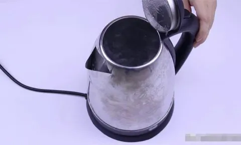 Tại sao dây nguồn của ấm đun nước điện lại ngắn như vậy? Có phải để tiết kiệm tiền không?