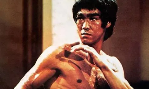 Cái chết của Lý Tiểu Long đã được Diệp Vấn tiên đoán! Chỉ nhìn tư thế đi là biết số 'yểu mệnh'?