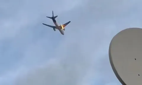 CLIP: 'Ớn lạnh' trước khoảnh khắc máy bay bốc cháy sau khi cất cánh do... chim đâm phải động cơ