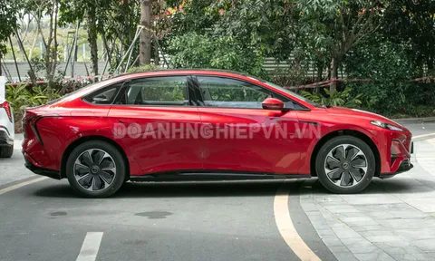 Xe sedan hạng D, công suất 282 mã lực, nội thất sang chảnh, giá ‘hạt dẻ’