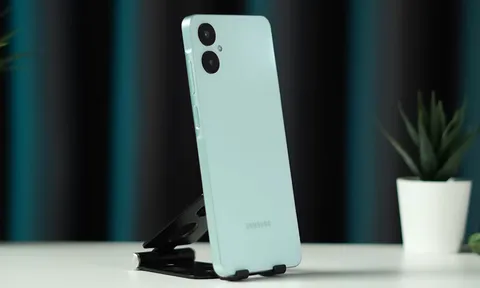 Smartphone 5G Samsung hỗ trợ chống nước, RAM 6 GB, giá chưa tới 3 triệu đồng