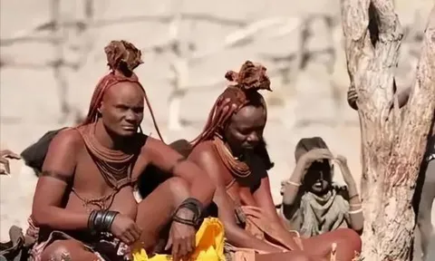 Bộ tộc bùn đỏ kỳ lạ nhất châu Phi: Coi khoả thân là đẹp, phụ nữ hầu như không bao giờ tắm, đàn ông khó sống đến 15 tuổi