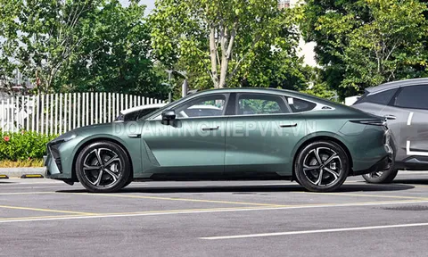 Xe sedan PHEV cùng phân khúc với Toyota Camry, trang bị tối tân, giá chưa tới 540 triệu đồng