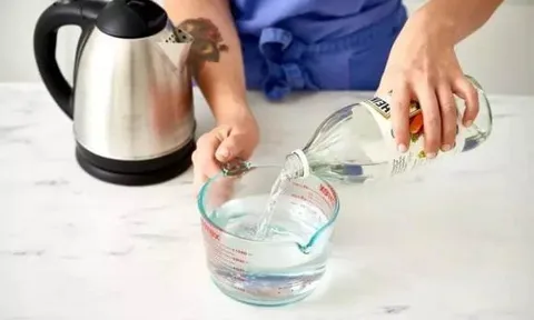 Có mùi hôi bốc ra từ cống không? Đổ một chậu nước vào đường ống, cống sẽ sạch và không còn mùi hôi