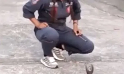 CLIP: Người phụ nữ tay không bắt rắn hổ mang chúa và cái kết 'thót tim'