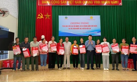 Chủ tịch VST trao quà cho các gia đình khó khăn tại huyện Hoà An - Cao Bằng