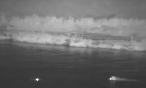 CLIP: Nửa đêm đi săn hà mã con, cá sấu lập tức 'nếm trái đắng' khi phụ huynh của con mồi xuất hiện