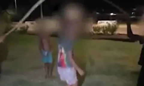 CLIP: Kinh hãi trước cảnh 6 đứa trẻ dùng con trăn dài 2m để nhảy dây