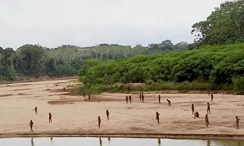 Video cực hiếm về bộ lạc biệt lập lớn nhất thế giới, bắn tên chống lại người bên ngoài xâm phạm