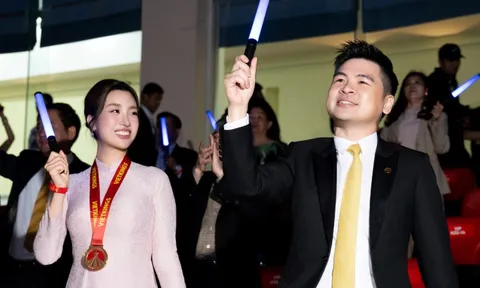 Hoa hậu Đỗ Mỹ Linh rạng rỡ bên gia đình chồng tại sự kiện