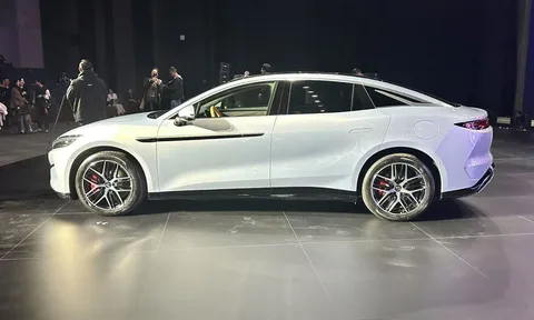 Xe sedan dài hơn 5 mét, công suất 1.086 mã lực, giá ngang Toyota Camry