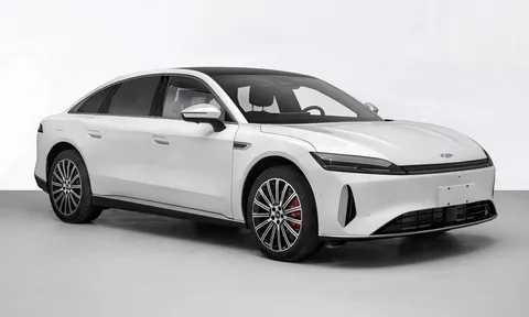 Xe sedan PHEV lớn hơn Toyota Camry, tiêu thụ xăng ít hơn xe máy, giá hơn 1,4 tỷ đồng