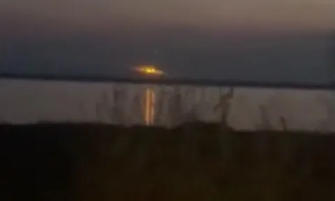 CLIP: Cặp đôi ghi lại được cảnh tượng UFO đậu bên bờ sông khiến CĐM 'dậy sóng'