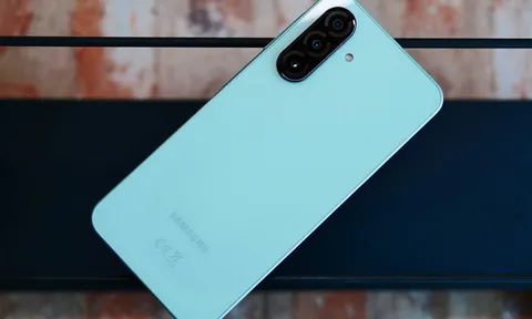 Samsung giới thiệu smartphone 5G, chống nước, camera OIS, RAM 8 GB, giá 7,5 triệu đồng