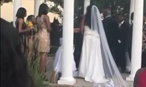 Video: Bạn gái cũ xông vào lễ cưới, tuyên bố với chú rể "con anh đang trong bụng tôi"
