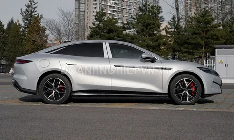 Xe sedan lớn hơn Toyota Camry, công suất 1.086 mã lực, giá rẻ bất ngờ