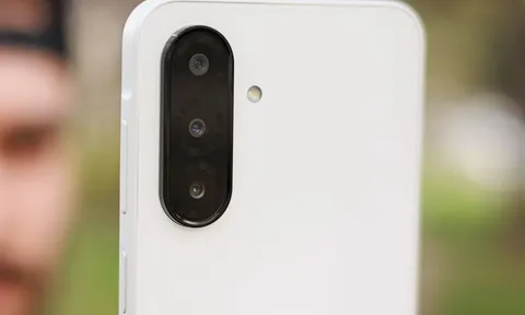 Smartphone 5G Samsung hỗ trợ chống nước, camera OIS, RAM 8 GB, giá từ 6,59 triệu đồng tại Việt Nam