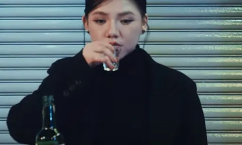 Fan xót xa khi thấy Myra Trần vừa uống rượu một mình vừa khóc nức nở 