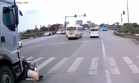 CLIP: Tạt đầu xe container mà không quan sát, người phụ nữ suýt bỏ mạng