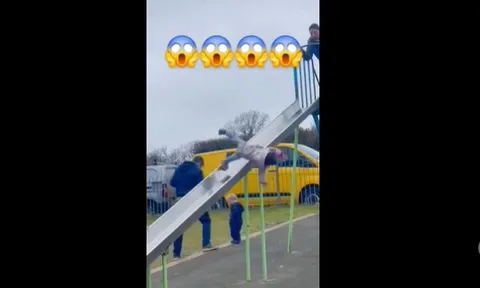 CLIP: 11 giây kinh hoàng, em bé rơi khỏi cầu trượt cao và phản xạ nhanh của người cha đã cứu nguy trong tích tắc