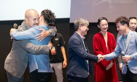 NSND Xuân Bắc xúc động ôm đạo diễn Bùi Thạc Chuyên, bắt tay từng diễn viên tại buổi công chiếu "Địa đạo: Mặt trời trong bóng tối"