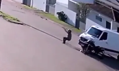 CLIP: Tông trúng ô tô khi đang đi xe máy, nam thanh niên có màn tiếp đất như phim hành động Mỹ