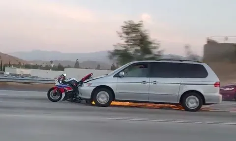 CLIP: Sau tai nạn, xe phân khối lớn 'kéo lê' ô tô tóe lửa trên đường lớn như phim hành động