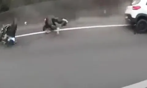 CLIP: Sau va chạm, người điều khiển xe phân khối lớn và ô tô lộn nhiều vòng trên đường nhưng cái kết mới gây chú ý