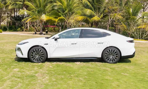 Xe sedan lớn hơn Toyota Camry, công suất 375 mã lực, siêu tiết kiệm xăng, nội thât hiện đại, giá ngang xe hạng B