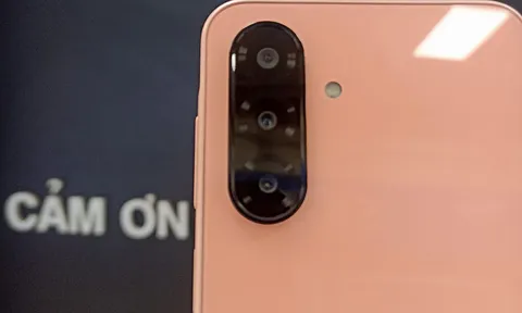 ‘Vua smartphone tầm trung’ của Samsung vừa lên kệ tại Việt Nam: Chống nước, camera chất lượng, giá dễ tiếp cận