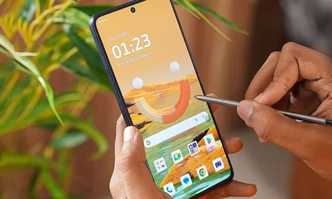 Smartphone màn hình OLED 120Hz, lưng da, cấu hình tốt, trang bị bút stylus, chống nước, giá gần 7 triệu đồng