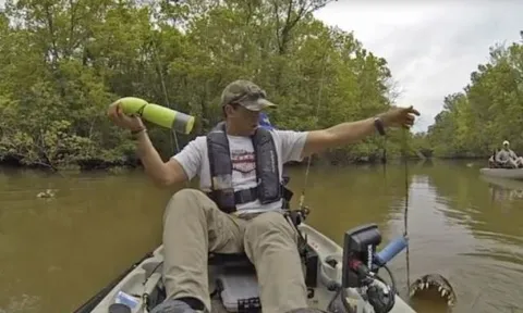 CLIP: Đi câu cá thư giãn, cần thủ hoảng hốt khi nhìn thấy hàm răng khổng lồ của 'thủy quái'