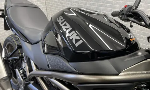 Suzuki ra mắt ‘vua côn tay’ 645cc, phanh ABS 2 kênh, giá gần 176 triệu đồng, quyết đấu với Honda CB650R, Yamaha MT-07