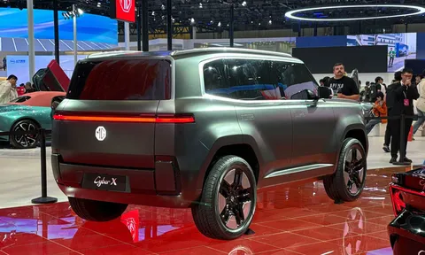 MG “chơi lớn” với SUV điện Cyber X: Ngoại hình vuông vức, đèn pha bật lên độc lạ, thiết kế đậm chất tương lai