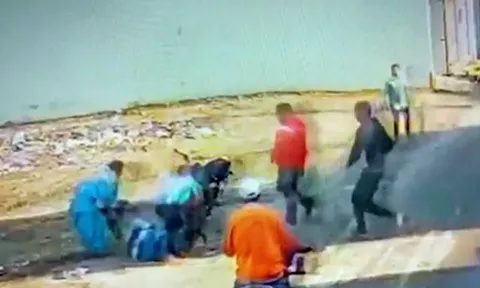 CLIP: Đang đi đường, cụ ông bất ngờ bị chó Pitbull tấn công và màn giải cứu 'nghẹt thở'