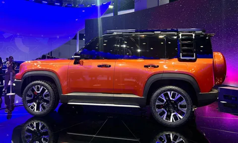 ‘Kẻ ngáng đường’ Toyota Land Cruiser Prado ra mắt: Thiết kế hầm hố, xịn sò từ trong ra ngoài