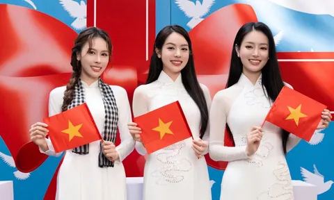 Thanh Thủy, Bùi Khánh Linh, Kiều Duy, Ngọc Hằng tặng cờ Việt Nam đến du khách quốc tế