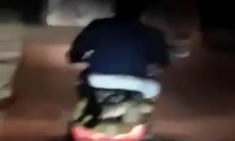 CLIP: Say rượu, người đàn ông bắt được trăn 'khủng' rồi chở tới đồn cảnh sát nhưng cái kết mới gây chú ý