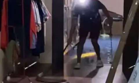 CLIP: Chủ nhà hoảng loạn và phải làm ngay điều này khi phát hiện rắn hổ chúa dài hơn 3,5m ẩn nấp trên trần nhà