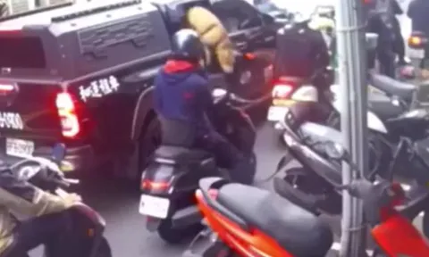 CLIP: Chó Pitbull bất ngờ nhảy khỏi ô tô, điên cuồng cắn người đi đường và cái kết