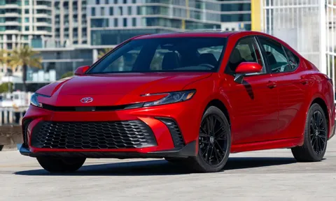 Toyota Camry 2026 bổ sung thêm phiên bản Nightshade với thiết kế siêu ngầu, tiết kiệm xăng đáng nể