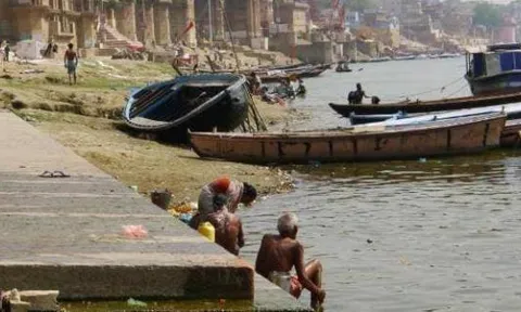 Người dân Ấn Độ vẫn dùng nước sông Hằng mỗi ngày dù ô nhiễm nặng mà không sao, khoa học đã tìm ra lời giải