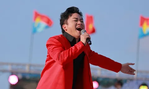 Tùng Dương xúc động hát Quốc ca giữa rừng cờ đỏ sao vàng tại Nhật Bản