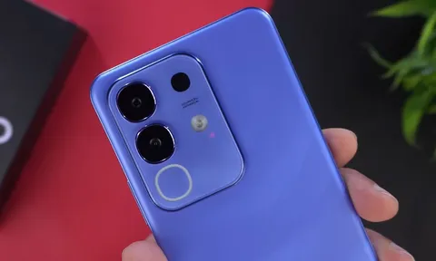 Smartphone chip Snapdragon 6 Gen 1, RAM 8GB, độ bền quân đội, pin 6.500mAh, giá hơn 4 triệu đồng