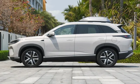 SUV lớn hơn Hyundai Santa Fe, công suất 476 mã lực, trang bị ‘đỉnh nóc’, siêu tiết kiệm xăng, giá thấp hơn Toyota Yaris Cross